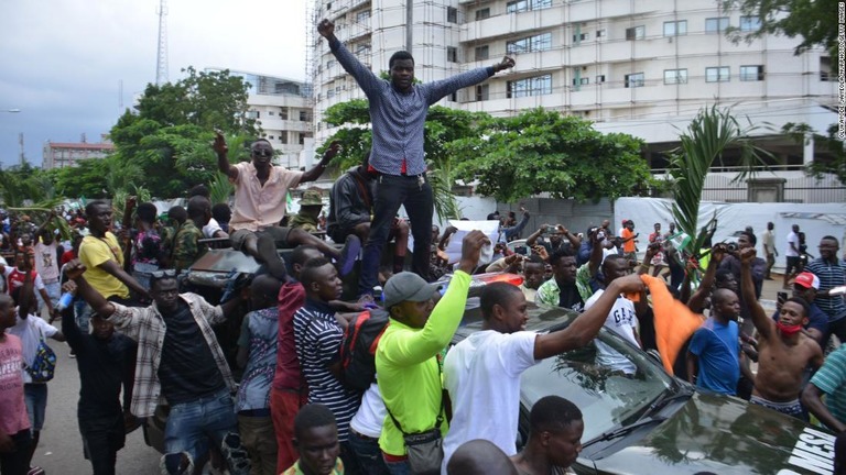 抗議デモを行う参加者ら＝ナイジェリアのラゴス/Olukayode Jaiyeola/NurPhoto/Getty Images