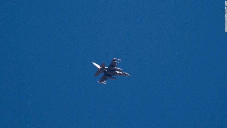 米アリゾナ州でのトランプ氏の集会で小型機が上空を飛び米軍の戦闘機が緊急発進した/BRENDAN SMIALOWSKI/AFP/Getty Images