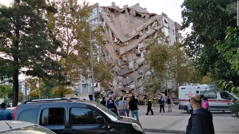 エーゲ海で強い地震が発生し、ギリシャとトルコで計２２人が死亡した/Tuncay Dersinlioglu/Reuters