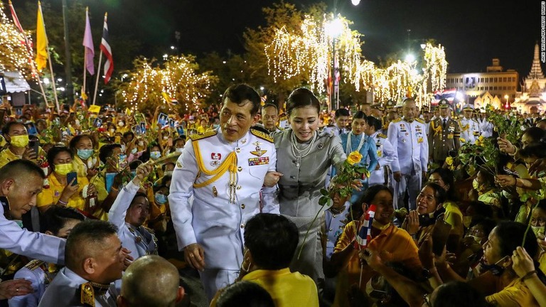 王室の支援者にあいさつするワチラロンコン国王とスティダー王妃＝１日/Jack Taylor/AFP/Getty Images