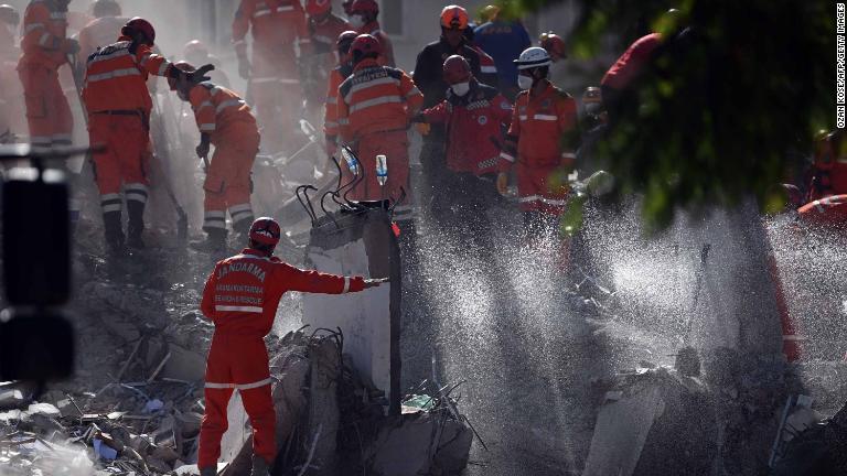 イズミルでビルが崩壊し、作業をする隊員たち/Ozan Kose/AFP/Getty Images