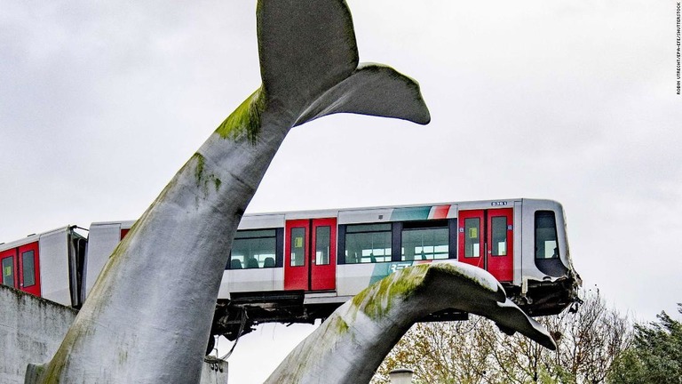 「고래의 꼬리」의 조각에 전철이 타 낙하를 회피/Robin Utrecht/EPA-EFE/Shutterstock