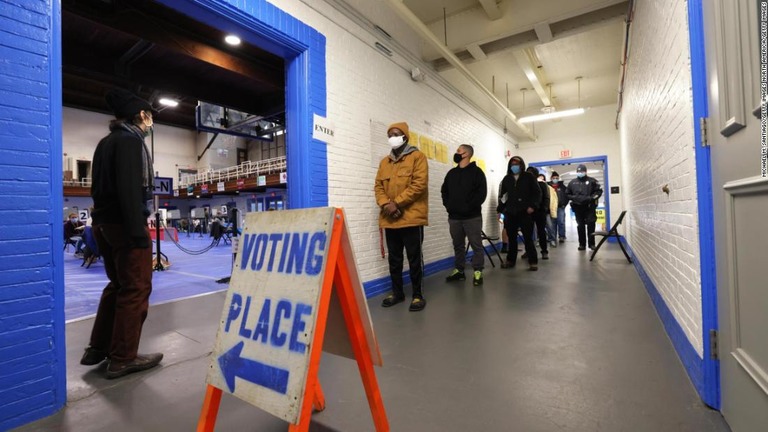 選挙の列に並ぶメーン州ルイストンの投票所＝１１月３日/Michael M. Santiago/Getty Images North America/Getty Images