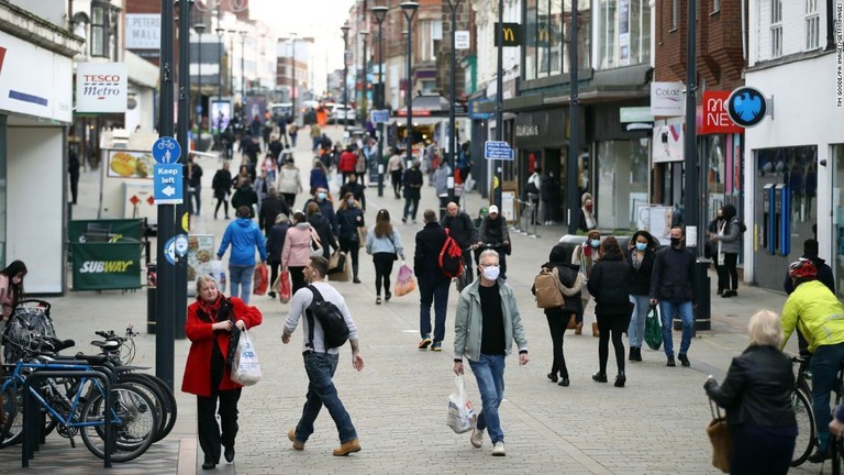 英国の全国的な封鎖に先立ち買い物をする人々＝４日、英イングランド/Tim Goode/PA Images/Getty Images