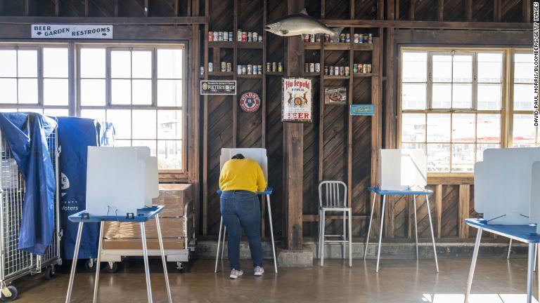 カリフォルニア州アラメダで投票する人＝３日/David Paul Morris/Bloomberg/Getty Images