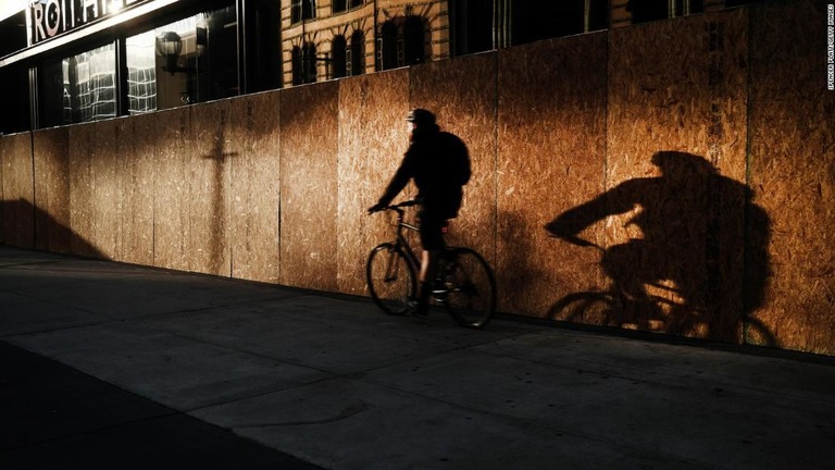 板張りにした建物＝４日、米ペンシルベニア州フィラデルフィア/Spencer Platt/Getty Images 