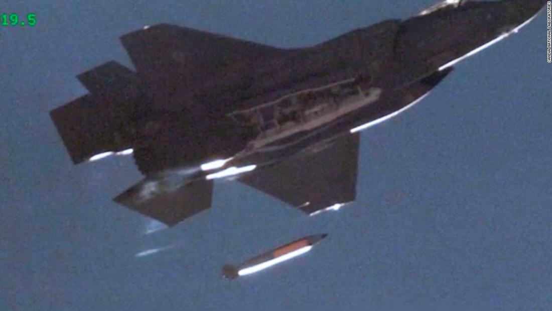 超音速飛行中のＦ３５から模擬核爆弾を投下、米空軍が映像機密解除