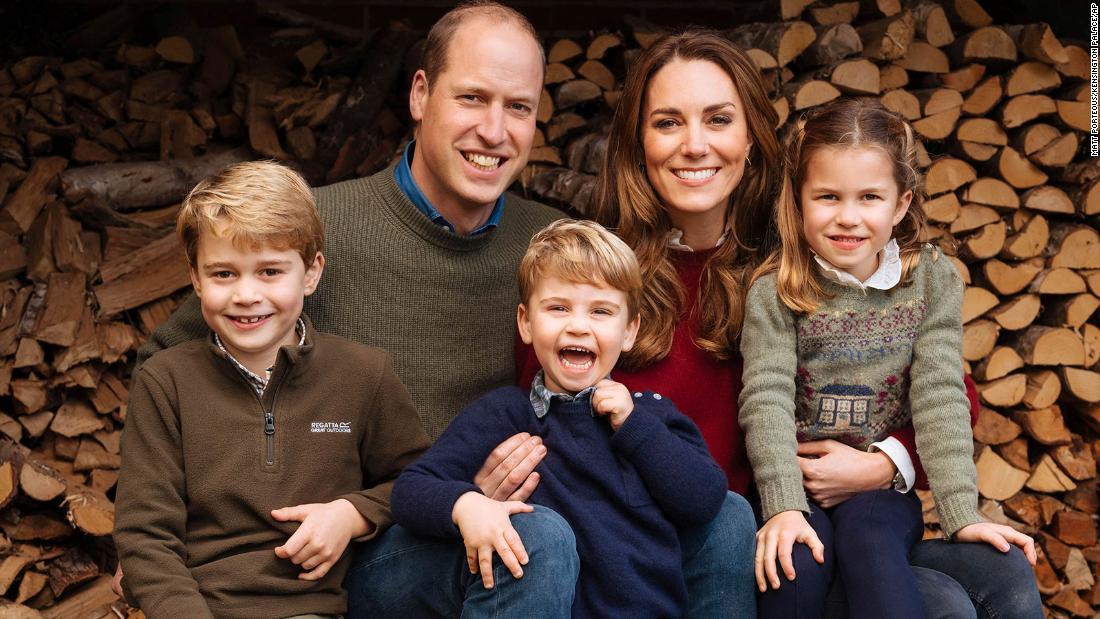 ウィリアム王子一家、クリスマスカードの家族写真を公開 - CNN.co.jp