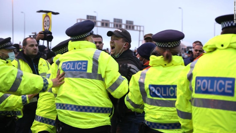 警察官に叫ぶ男性＝２３日、英ドーバー/Dan Kitwood/Getty Images