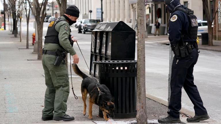 現場に派遣された警察犬/Mark Humphrey/AP