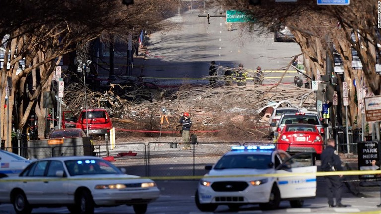 米テネシー州ナッシュビルで起きた車の爆発で、自爆したとみられる容疑者が特定された/Mark Humphrey/AP