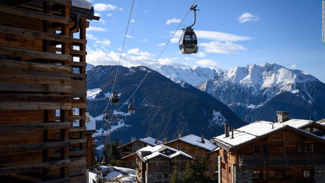 Cnn Co Jp スイスのスキー場 英国人客が こっそり 脱出 新たな隔離措置避ける