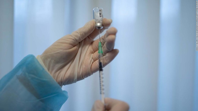 スペインで、米ファイザーと独ビオンテックが共同開発したワクチンの接種が始まった/Handout/Alvaro Calvo/Government of Aragon/Getty Images Europe/