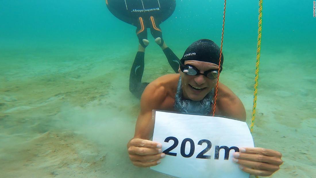 一呼吸で２０２メートル進む海中潜水、ギネス世界記録達成 - CNN.co.jp