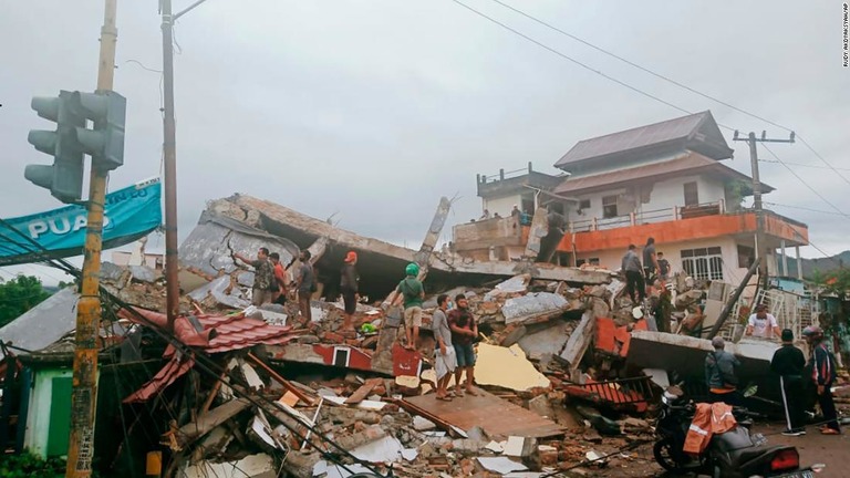 インドネシアのスラウェシ島でM６．２の地震が発生した/Rudy Akdyaksyah/AP