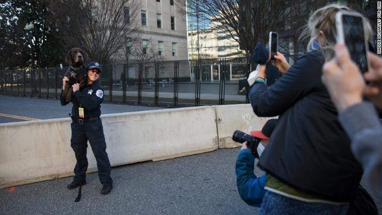 議事堂周辺で警察犬とポーズをとる警官を写真撮影＝１９日/Maddie McGarvey for CNN