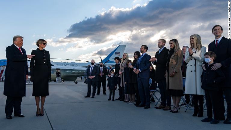 アンドルーズ空軍基地の駐機場で子どもや家族と向き合うトランプ氏/Alex Edelman/AFP/Getty Images