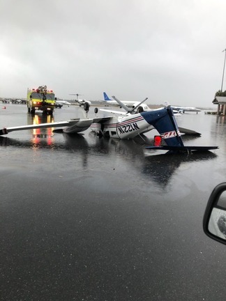 小型機は仰向けに/@CityofTLH/Twitter