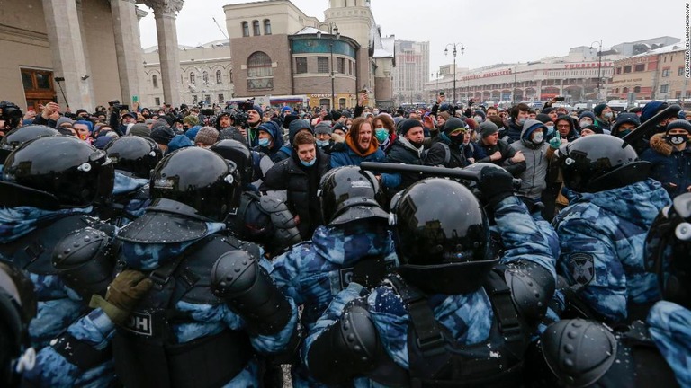 ロシア全土で反政権活動家ナバリヌイ氏の拘束に抗議するデモが実施され、少なくとも計５０４５人が拘束された/Alexander Zemlianichenko/AP