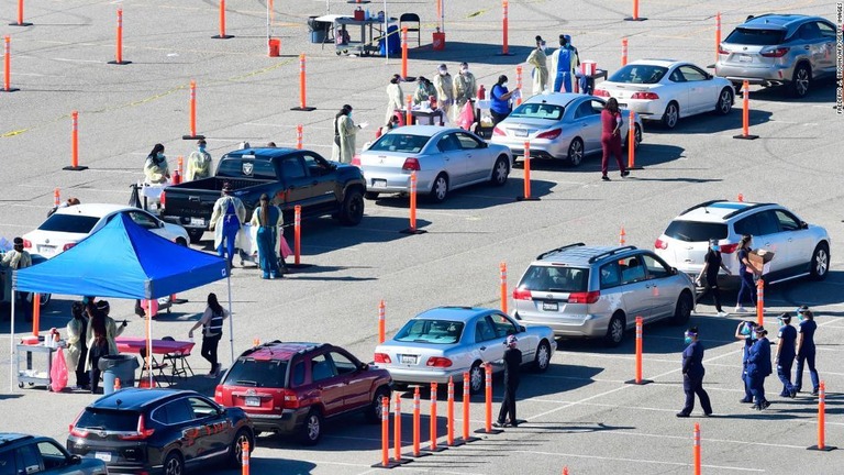 新型コロナのワクチン接種を待つ人々の車列＝２日、米カリフォルニア州フォンタナ/Frederic J. Brown/AFP/Getty Images