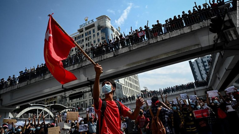 軍によるクーデターに抗議する人々＝ミャンマー最大都市ヤンゴン/Ye Aung Thu/AFP/Getty Images