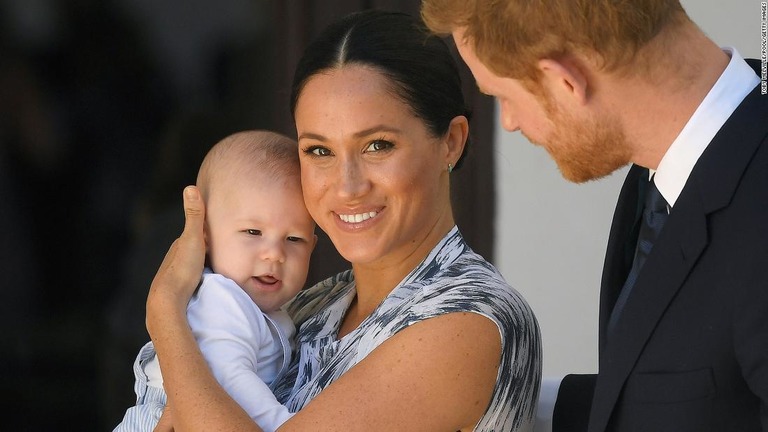 メーガン妃（左）とヘンリー王子が第２子の妊娠を発表した。写真でメーガン妃が抱いているのは第１子のアーチー君＝２０１９年９月２５日、南アフリカ・ケープタウン/Toby Melville/Pool/Getty Images