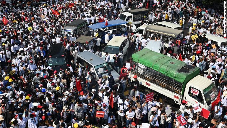 抗議デモ参加者が集う＝２月２２日/Ye Aung Thu/AFP/Getty Images