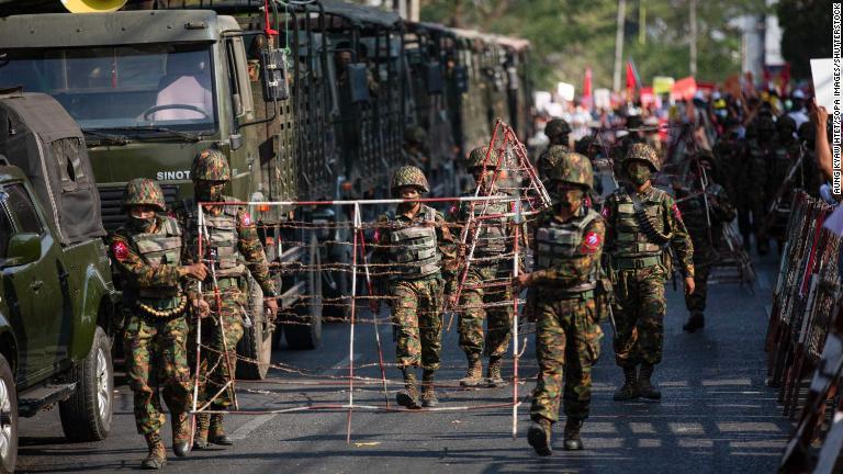 バリケードを築く兵士＝２月１５日、ヤンゴン/Aung Kyaw Htet/SOPA Images/Shutterstock