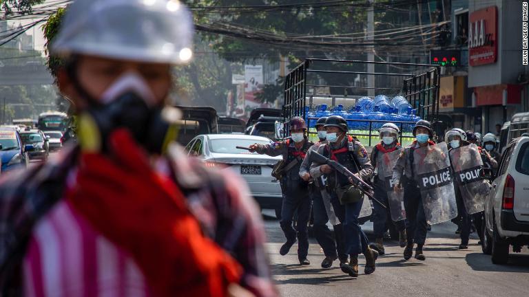 デモ隊に向かう警察＝２月２７日、ヤンゴン/Hkun Lat/Getty Images