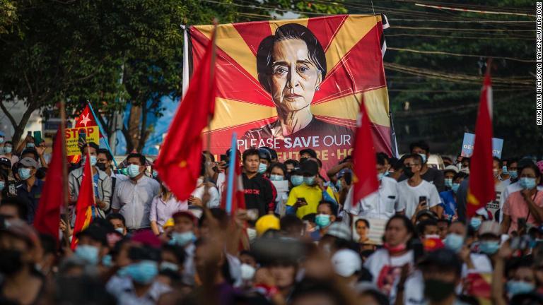 スーチー氏の横断幕を掲げるデモ隊＝２月１５日、ヤンゴン/Aung Kyaw Htet/SOPA Images/Shutterstock