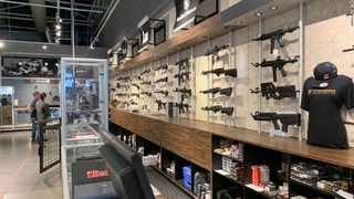 米ジョージア州アトランタの射撃場「ストッダーズ・アンド・ガンズ」の店内。米国で銃販売数が過去最高になった