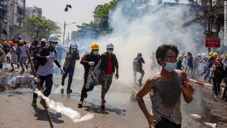 催涙ガスから逃げるデモ参加者＝１日、ヤンゴン/Aung Kyaw Htet/SOPA Images/Sipa USA