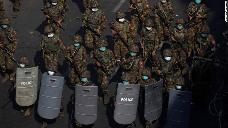 デモが発生する中パトロールする兵士＝２月２８日、ヤンゴン/Stringer/Reuters