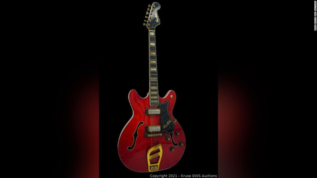 エルビス・プレスリーのギターが競売に、音楽活動再開時に使用 - CNN.co.jp