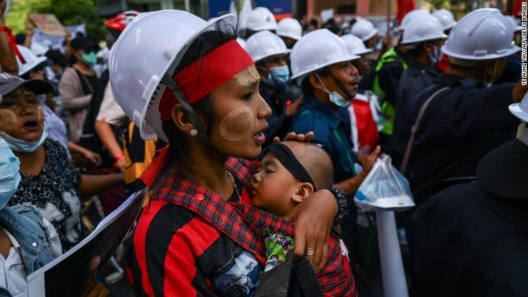 子どもを連れて抗議デモに参加する人＝２月１０日、ヤンゴン/Ye Aung Thu/AFP/Getty Images
