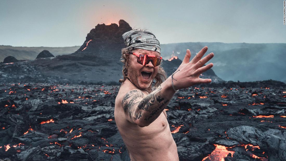 Cnn Co Jp アイスランド男性 噴火中の火山のそばでヌード披露