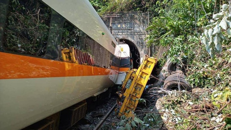 台湾で列車が脱線事故を起こし、５０人が死亡した/Xinhua/Sipa USA