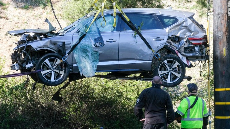 クレーンで持ち上げられるタイガー・ウッズさんの車両＝２月２３日、米ロサンゼルス/Ringo H.W. Chiu/AP