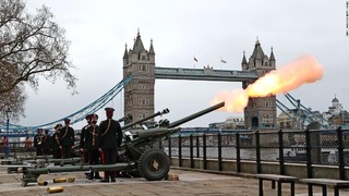 英国のロンドン塔で弔砲が撃たれた＝１０日