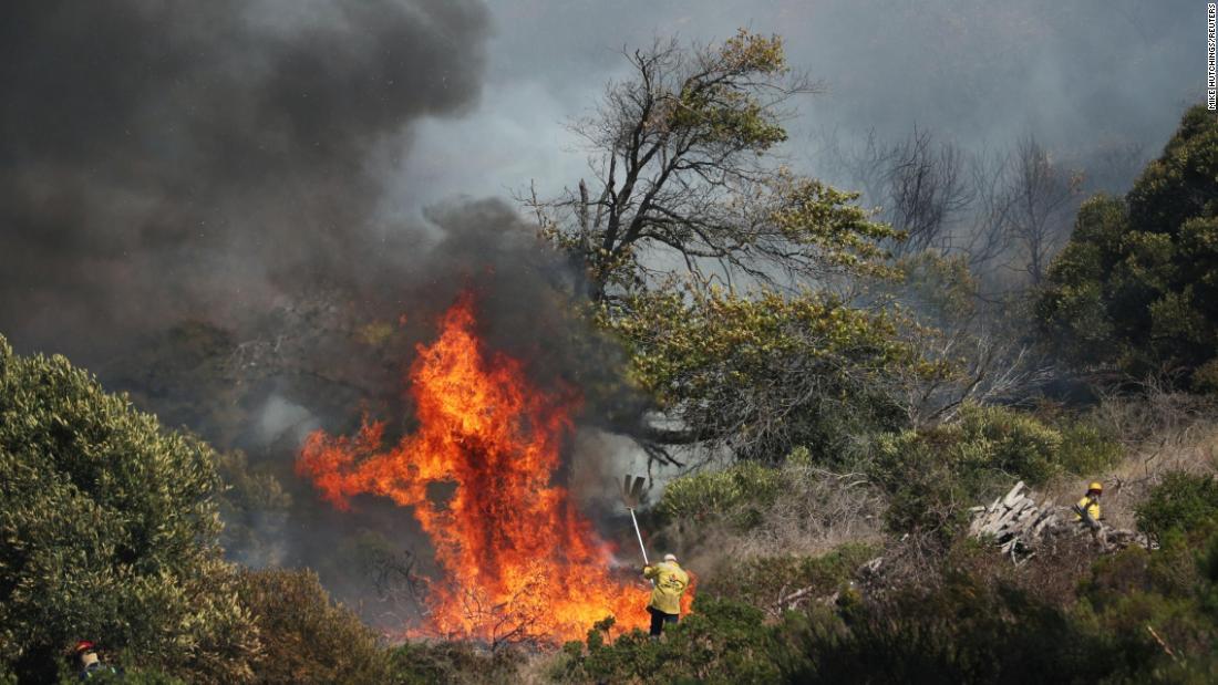 南アのテーブルマウンテン国立公園で「制御不能」の山火事 - CNN.co.jp