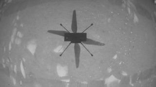 飛行中の小型ヘリコプター「インジェニュイティ」が撮影した自らの影