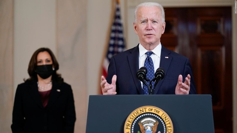 演説するジョー・バイデン米大統領とカマラ・ハリス米副大統領（写真左奥）＝２０日、米ワシントンＤＣのホワイトハウス/Evan Vucci/AP