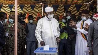 投票所で１票を投じるデビ大統領＝１１日、チャド・ンジャメナ