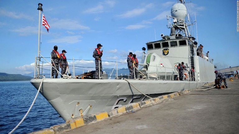 出航の準備を行うインドネシア海軍の船＝２４日/Sonny Tumbelaka/AFP/Getty Images