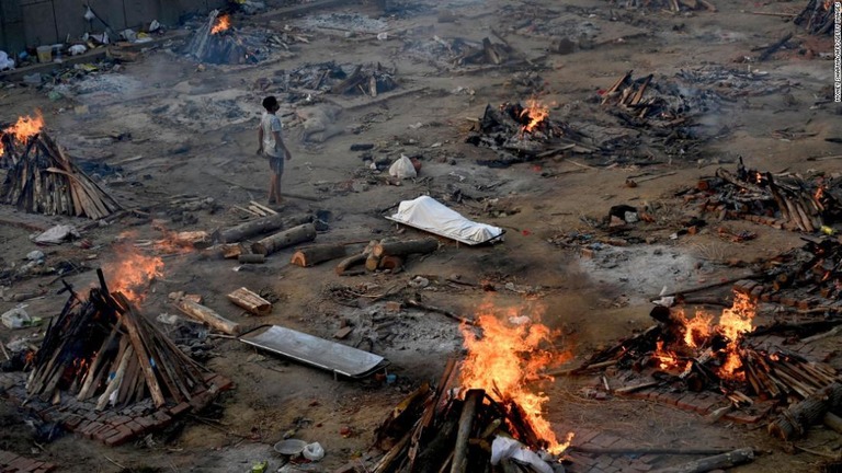 新型コロナの犠牲者らの火葬＝２６日、インド・ニューデリー/Money Sharma/AFP/Getty Images