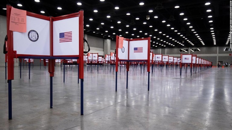 昨年の大統領選や米国の選挙制度に関する世論調査をＣＮＮが実施した/Brett Carlsen/Getty Images 