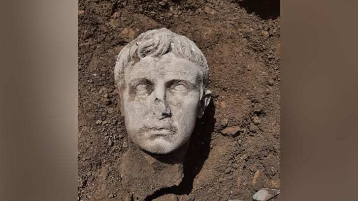 初代ローマ皇帝をかたどった大理石の頭部像、イタリアで発見　時期は２０００年前