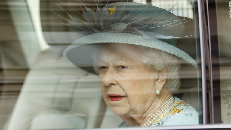 議会に参加するため車で移動するエリザベス女王＝１１日、英国/John Sibley/Reuters