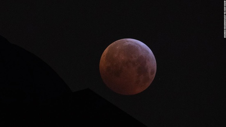 ２０１９年１月にドイツのシュトゥットガルトで撮影されたスーパーブラッドムーン/SEBASTIAN GOLLNOW/DPA/AFP via Getty Images