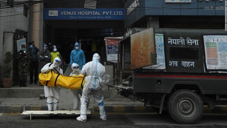 新型コロナで死亡した遺体を運ぶネパール軍兵＝５日、ネパールのカトマンズ/Prakash Mathema/AFP/Getty Images